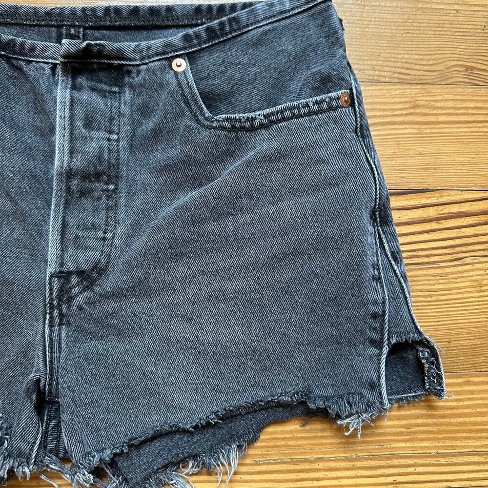 Levi's 501 distressed raw hem button fly black jean shorts SIZE‎ 27 - Picture 2 of 6